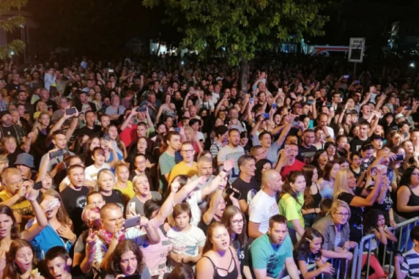 VEČERAS U JAGODINI PRED VIŠE OD 3.500 LJUDI  ODRŽAN KONCERT GRUPE KERBER!  Sve je spremno za nastupe Atomskog skloništa i Bajage! (VIDEO)