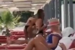VRELA AKCIJA NASRED PLAŽE: Zajahala momka pred svima, konobaru od šoka poispadala pića! SCENA ZA NEVERICU (VIDEO)