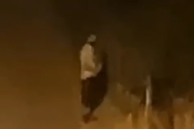 (VIDEO) VATROGASCI OBJAVILI JEZIV SNIMAK PIROMANA DOK POMEĆE POŽAR!