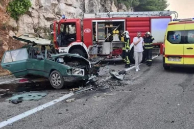 TEŠKA SAOBRAĆAJKA NA JADRANSKOJ MAGISTRALI: Sudar dva automobila i kamiona, jedna osoba POGINULA, četvoro u bolnici! (FOTO)