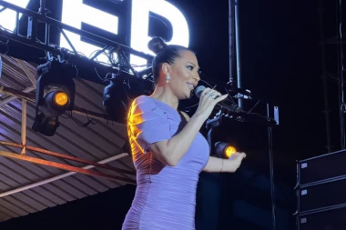 CECA DOŽIVELA NEPRIJATNOST NA KONCERTU: Devojka je GAĐALA igračkom i umalo pogodila u glavu, a evo kako je pevačica REAGOVALA!