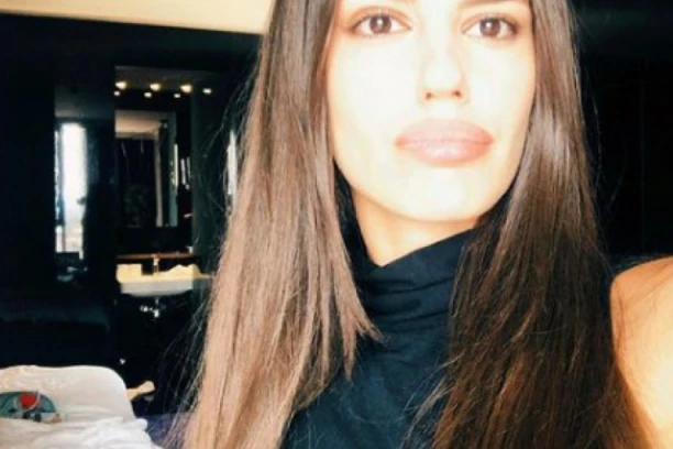 SKINULA SE ATRAKTIVNA SRPSKA GLUMICA! Olja zapalila društvene mreže, BIKINI PUCA  pod njenim OBLINAMA! (FOTO)