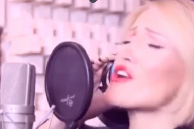 ZBOG OPAKE BOLESTI LJUDI SU JE SE GADILI: Evo gde je pevačica koja se povukla sa ESTRADE!