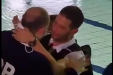MINISTAR UDOVIČIĆ NIKAD EMOTIVNIJI: Odmah otrčao do zlatnih vaterpolista i prvo zagrlio kapitena (VIDEO)