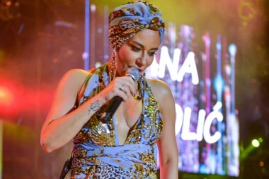 ANA NIKOLIĆ KONAČNO PREBOLELA RASTU!? Isplivala INTIMNA fotka pevačice u zagrljaju DRUGOG MUŠKARCA! (FOTO)