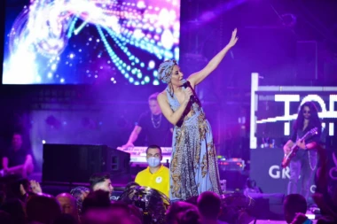 ANA NIKOLIĆ GRCA U DUGOVIMA: Pevačici LUKSUZ došao glave, dužna 300.000 evra!