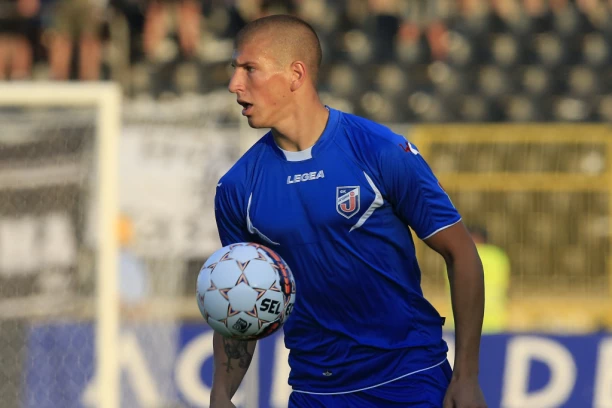 JEZIVA POVREDA SRBINA, SVI SE HVATALI ZA GLAVU: Miladinović pao kao pokošen, pa IZNET SA TERENA! (UZNEMIRUJUĆI SNIMAK)