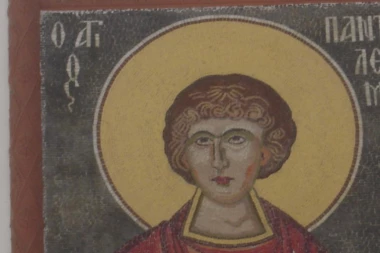 NISU MOGLI DA MU POSEKU GLAVU DOK NIJE OČITAO MOLITVU! Car je svetog Pantelejmona stavio na muke, ali ga je Bog svaki put izlečio - danas obavezno URADITE JEDNO! (VIDEO)