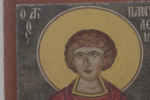 NISU MOGLI DA MU POSEKU GLAVU DOK NIJE OČITAO MOLITVU! Car je svetog Pantelejmona stavio na muke, ali ga je Bog svaki put izlečio - danas obavezno URADITE JEDNO! (VIDEO)