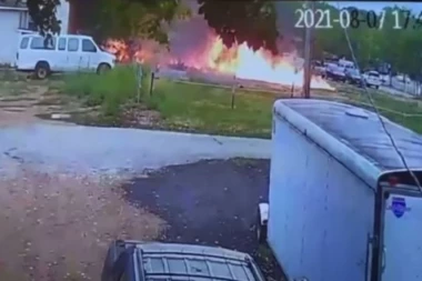 AVION SE SURVAO NA NASELJENO MESTO: Letelica se ZAKUCALA u tlo i ZAPALILA, svi u njoj POGINULI! (VIDEO)