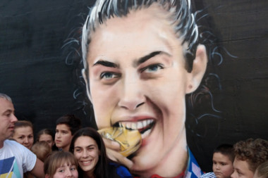 EUFORIJA U BEOGRADU: Milica Mandić dobila mural, pa pozdravila navijače - a onda se zaorila pesma! (FOTO/VIDEO)