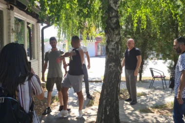 ŠIJANA POTPUNO ISCEPALI! U Surčinu se uveliko slavi Zoranovo rođenje, novopečeni TATA več popio koju čašicu više (FOTO, VIDEO)