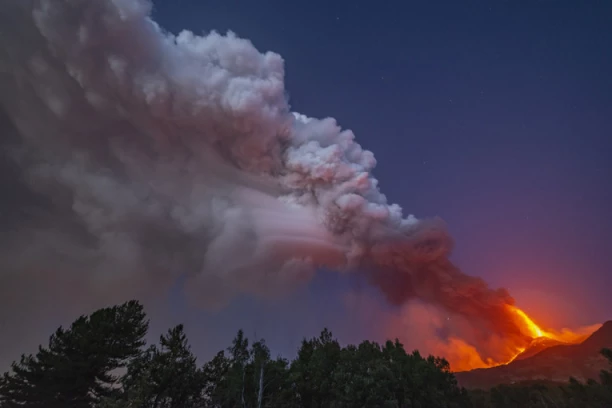 PRORADILA ETNA, ITALIJANI U ŠOKU! Pepeo, dim i lava prekrili ostrvo