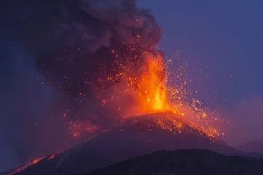 NAJVEĆI VULKAN U EVROPI PONOVO AKTIVAN! Iz kratera Etne se sliva lava, podignut nivo UPOZORENJA!