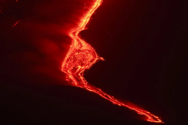 VATRENI PAKAO NA SICILIJI: Etna ponovo eruptirala (VIDEO)