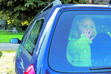 VATROGASCI IZVLAČILI DETE IZ VOZILA: Roditelji na Zvezdari ostavili bebu u automobilu na +40 i otišli u kupovinu