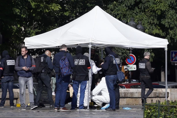 FRANCUZI STREPE ZBOG TERORIZMA, VLADA POVUKLA RADIKALNI POTEZ! Svuda ih je ispred SVAKE crkve, svakog hrama...