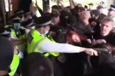 ANTIVAKSERI NAPALI BBC: Demonstratni ustali protiv KOVID pasoša, pa upali u sedište javnog servisa! (VIDEO)