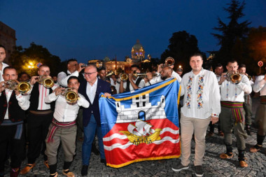 Vesić uručio zastavu Beograda trubačima iz Guče (FOTO)