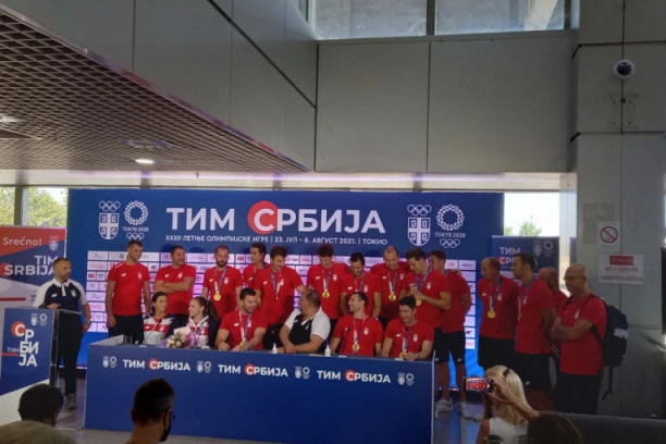 A SAD ADIO: Spektakl na aerodromu, Srbija se na EMOTIVAN način oprostila od svojih HEROJA! (VIDEO)
