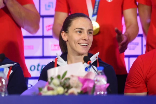 EUFORIJA NA AERODROMU: Jovana OTKRILA - pozitivnom energijom do KROVA Olimpijskih igara!