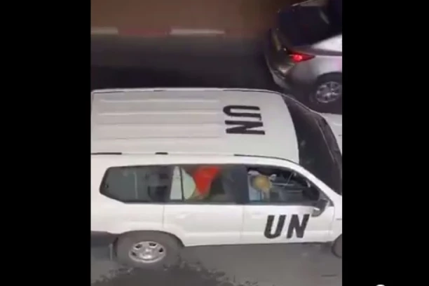 ORGIJAO S PROSTITUKOM U KOLIMA UN NASRED ULICE! Sramotni snimak obišao svet, svi su gledali u ženu u CRVENOM MINIĆU! (VIDEO)