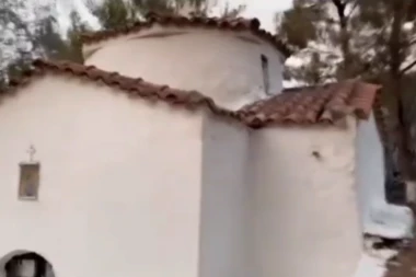 PONOVO SE DESILO ČUDO! Pravoslavna crkva ostala netaknuta u grotlu požara u Grčkoj (VIDEO)