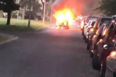 AUTOMOBIL SE ZAPALIO NA NOVOM BEOGRADU: Za tren oka je sav bio u plamenu, ne zna se da li u njemu ima ljudi