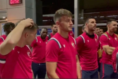DIRLJIVA SCENA NA AERODROMU: Pogledajte kako su DELIJE dočekale fudbalere Zvezde nakon eliminacije (VIDEO)