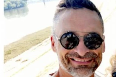 PRIVUKAO OGROMNU PAŽNJU OBJAVOM: Čuveni voditelj POZIRAO sa suprugom koju RETKO PROKAZUJE JAVNOSTI!