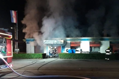 STRAVIČNA DETONACIJA PROBUDILA STANARE: Lopovi RAZNELI bankomat, vatra PROGUTALA prodavnicu! (FOTO)