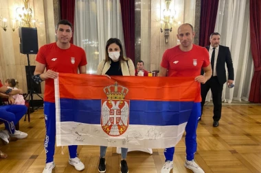 ZASTAVA SRBIJE SA POTPISIMA OLIMPIJACA ZA BOŠKA GUGLETU
