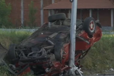 JEZIV SUDAR KOD ĐURĐEVA: Oba automobila smrskana završila u kanalu, vatrogasci sekli olupine da izvuku povređene