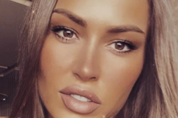 U STANU DIJANE HRKALOVIĆ PRONAĐENI PIŠTOLJ I PANCIR! Bivša državna sekretarka brinula za svoju bezbednost!