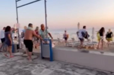 U BOJ SRBI KREĆU! Snimak trke za mesto na plaži u Haniotiju je urnebesan, ali ona je pobednik (VIDEO)