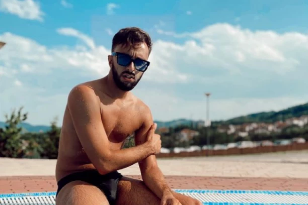 VODITELJ ZADRUGE SPAKOVAO KOFERE I NAPUSTIO SRBIJU: Darko Tanasijević se razgolitio na plaži i pokazao isklesano telo! (FOTO)