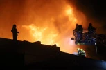 POŽAR NA NOVOM BEOGRADU: Zapaljen veći objekat, na licu mesta 19 vatrogasaca!