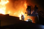 DRAMATIČNO NA ZVEZDARI! Zapalio se stan pun smeća, muškarca vatrogasci jedva spasli!