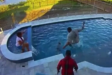 UMALO DA SE DOGODI TRAGEDIJA: Dete (2) je upalo u bazen a onda se NIOTKUDA stvorila NBA zvezda (VIDEO)