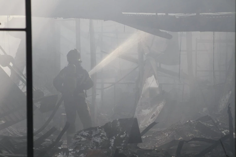 KUĆA U NIŠU GORELA DVA PUTA DANAS: Od porodičnog doma NIŠTA NIJE OSTALO, deca na vreme izvučena!