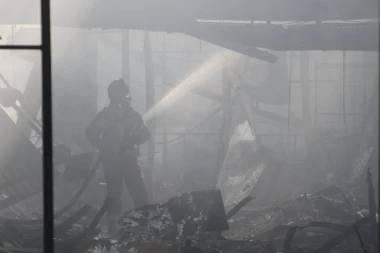 KUĆA U NIŠU GORELA DVA PUTA DANAS: Od porodičnog doma NIŠTA NIJE OSTALO, deca na vreme izvučena!