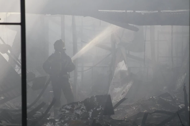 KUĆA U NIŠU GORELA DVA PUTA DANAS: Od porodičnog doma NIŠTA NIJE OSTALO, deca na vreme izvučena!