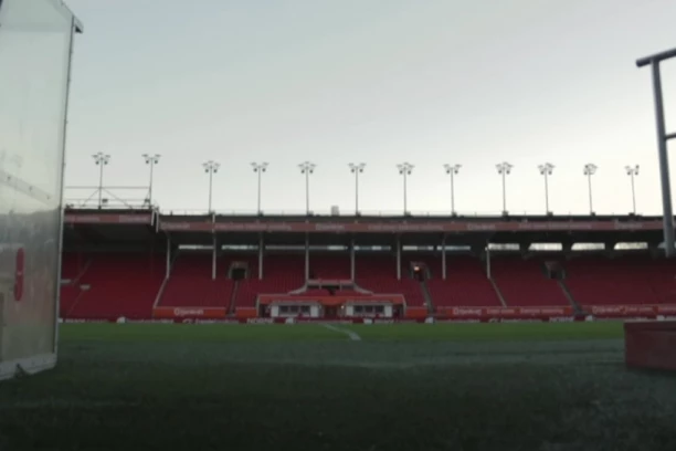 SKANDAL POTRESA CELU DRŽAVU: Fudbaleri goli ORGIJALI na stadionu - sve SNIMILE KAMERE sa terena!