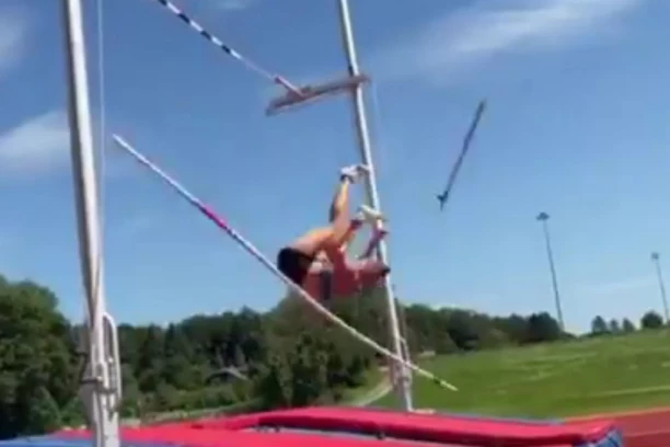 JEDVA IZVUKLA ŽIVU GLAVU: Atletičarki PUKLA motka pri skosku! Pala je na beton i odmah prebačena u bolnicu (VIDEO)