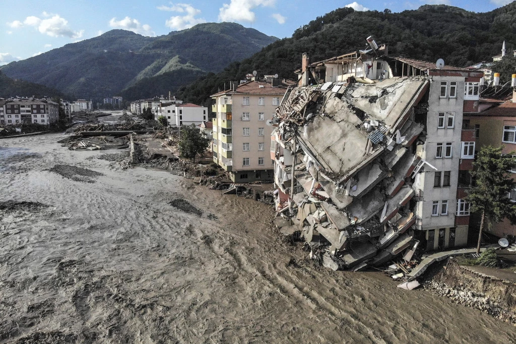 POSLE POŽARA TURSKU GUTAJU BUJICE! Utopilo se 27 ljudi, voda odnela čitave zgrade, APOKALIPTIČNE SCENE obišle svet! (VIDEO)