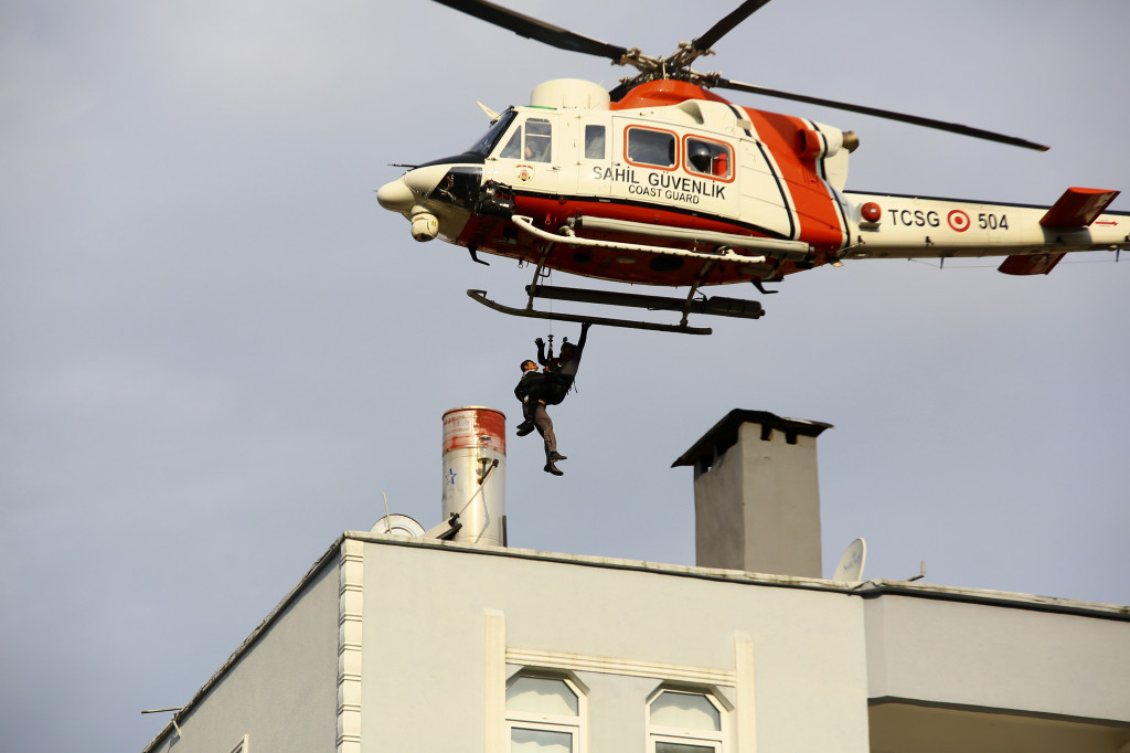 Helikopterima izbaveljeni oni koji su se krili na krovovima zgrada 