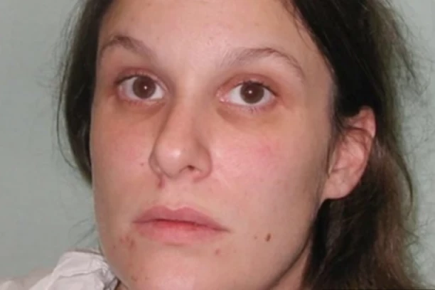 SARA JE NA SMRT IZBOLA PEDOFILA KOJI JOJ JE ZLOSTAVLJAO SINA! Evo šta je doživela kad je izašla iz zatvora!