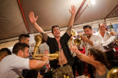 POČEO SABOR TRUBAČA: Nakon godinu dana bez ovog festivala nikad više ljudi u Guči! (VIDEO)