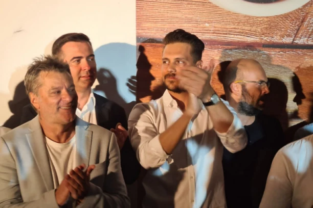 OVACIJE ZA BIKOVIĆA I RADONJIĆA U VRNJAČKOJ BANJI! Publika na festivalu oduševljena zvezdama filma "Južni vetar 2- ubrzanje"