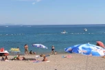 STARIJI BRAČNI PAR PREŠAO IGRICU! Radili OVO na sred plaže, svih ih zgranuto gledali! (VIDEO)